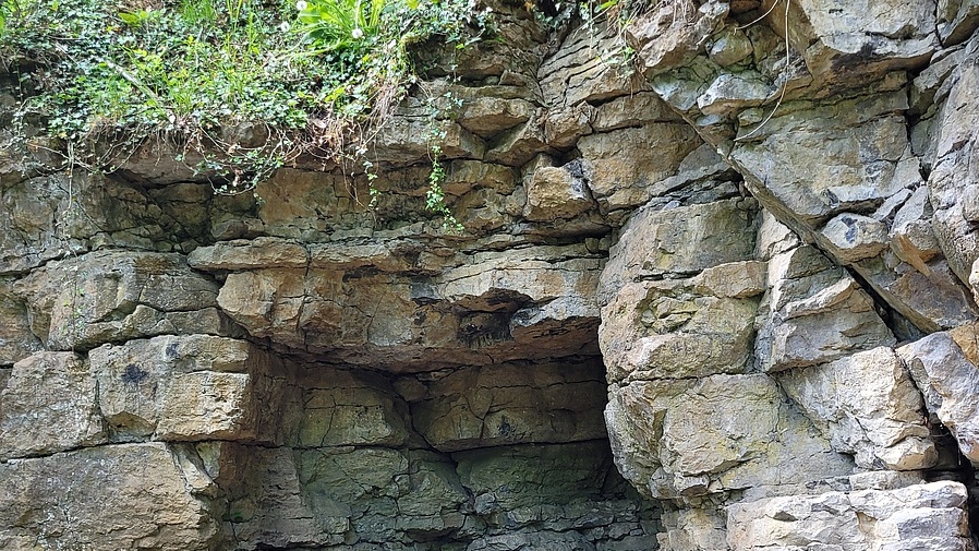 Die Felswand vor der Höhle
